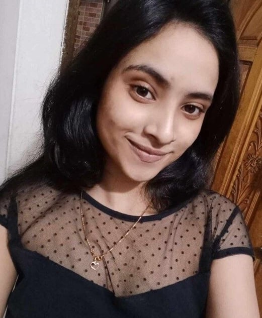 Desi girl big booty and round boobs showing exclusive pics